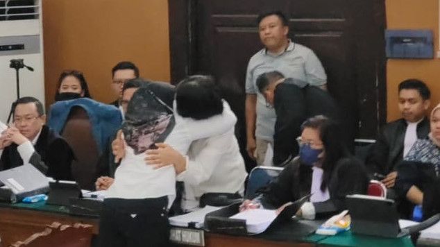 Susi Peluk Putri Candrawathi dan Cium Tangan Ferdy Sambo di Persidangan