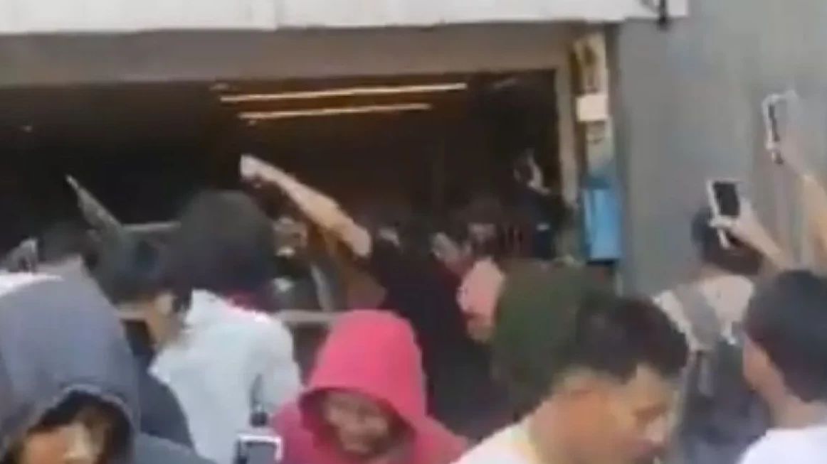 32 Barang yang Dijarah Warga Dikembalikan ke Ahmad Sahroni