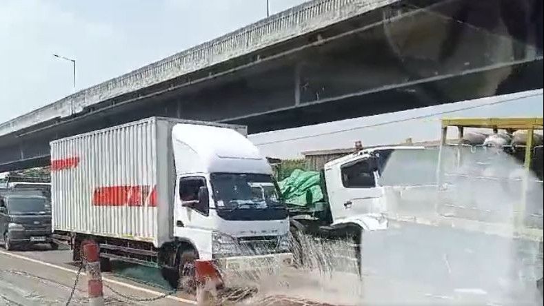 Truk Ringsek Usai Kecelakaan Beruntun 4 Kendaraan di Tol Japek