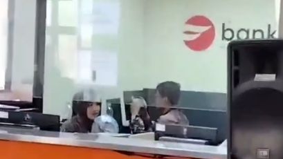 Viral Warga Antre Panjang, Petugas Malah Sibuk Main Game di HP