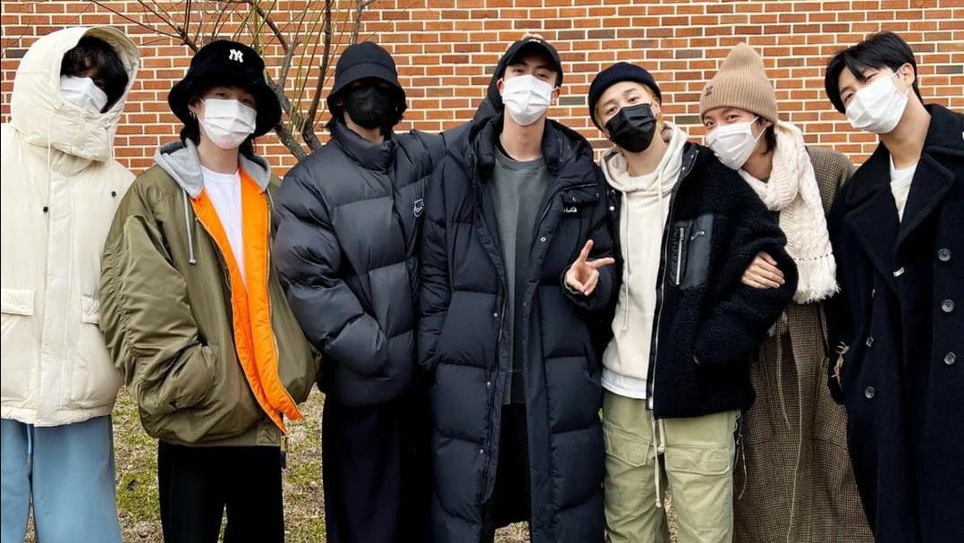 Bakal Berpisah Sementara, Momen Kompak Member BTS Antar Jin Masuk Camp Latihan Militer