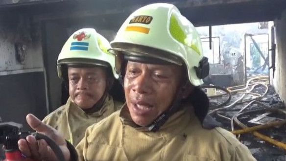 Diduga Terjadi Korsleting Mobil Listrik dalam Garasi, Rumah Besar di Jaktim Terbakar