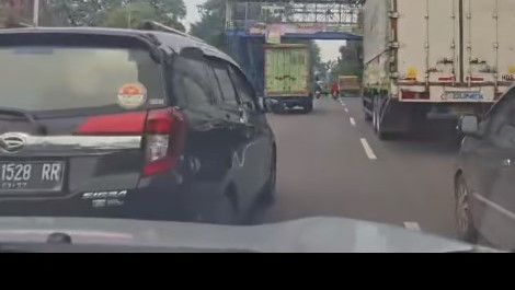 Viral Mobil Pelat A di Tangerang Banting Setir dan Celakai Pemotor, Disetop Saat Mau Kabur