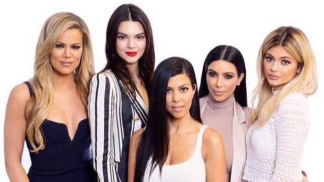 Pesta Malam Natal Keluarga Kardashian Ditiadakan Tahun Ini, Kenapa?