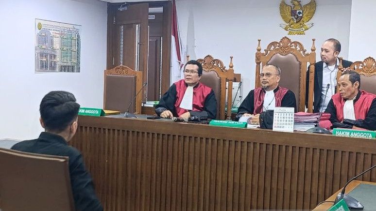 Selebgram Adam Deni Divonis 6 Bulan Penjara Kasus Fitnah Politikus NasDem Ahmad Sahroni