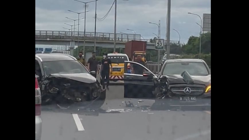 Viral! Mobil Mercy Nekat Lawan Arah di Tol Cakung Berujung Tabrak Pengendara Lain, Korban Minta Polisi Tegas