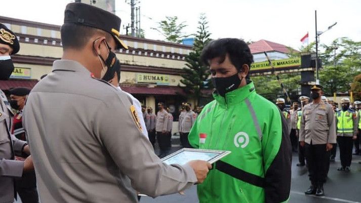 Heroiknya Aksi Ojol Ini Melerai Perkelahian Polisi vs Mahasiswa di DPRD Makassar