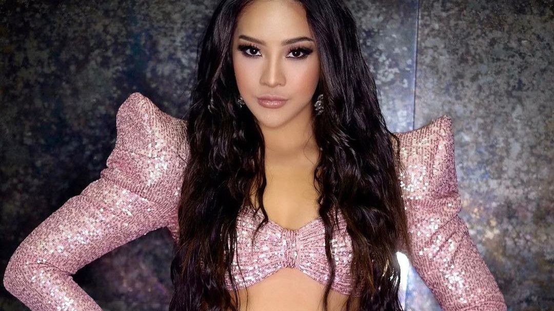 Gaya Seksi Anya Geraldine Pamer Perut Mulus dan Rambut Sepinggang, Netizen: Sekilas Mirip Suzanna