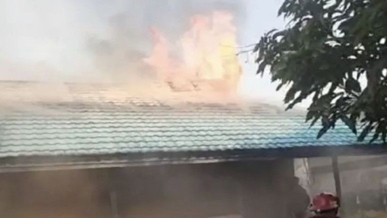 Bangunan SMPN 2 Gambut Kalsel Kebakaran Akibat Karhutla, Api Cepat Merembet karena Angin Kencang