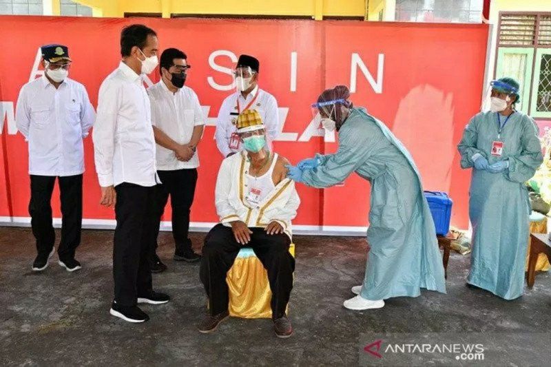 Tinjau Vaksinasi Seniman dan Budayawan, Jokowi Ingatkan Tetap Waspada COVID-19
