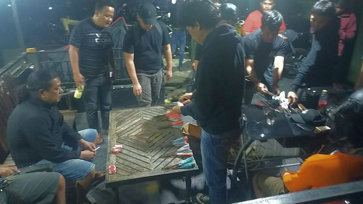 Rumah Produksi Senjata Tajam di Makassar Terungkap, Ratusan Busur Disita, Pembuatnya Ditangkap