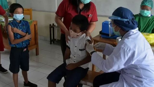 Beredar Artikel Ungkap Studi Baru Nyatakan Vaksin COVID-19 pada Anak Sebabkan Hepatitis, Benarkah?