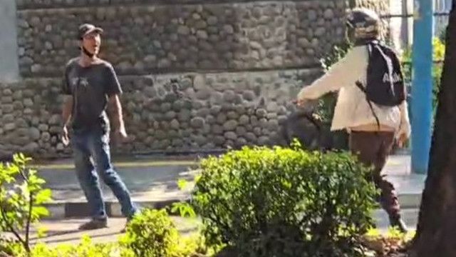 Satpol PP Capek Kejar Pak Ogah di Pulogadung, Anak Sekolah Turun Membantu