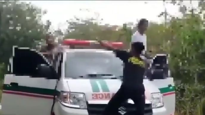 Viral Video Sejumlah Mahasiswa Injak-Injak dan Joget di Atas Ambulans