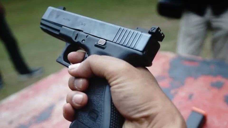 Warga Jaksel Serahkan Koper Milik WNA Filipina ke Polisi, Ternyata Isinya Granat-Pistol