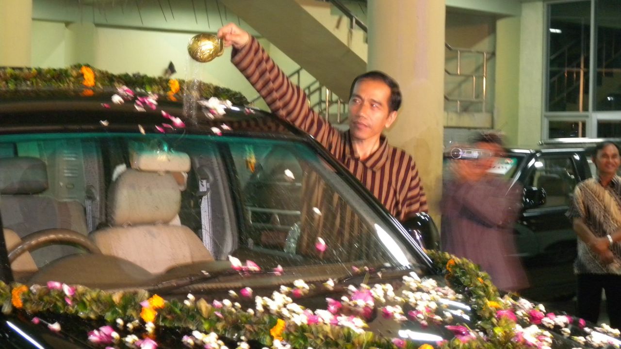Jokowi Siram Mobil Esemka yang Telah Ditaburi Kembang, Roy Suryo Singgung Metaverse: Ambyar!
