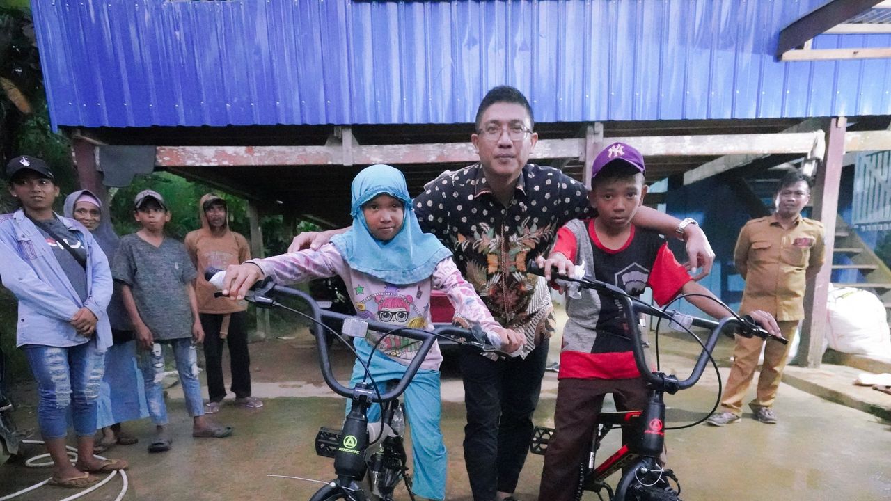 Gubernur Sulsel Kirim Sepeda untuk Anak Viral yang Bawa Parang Saat Sekolah Lalui Hutan