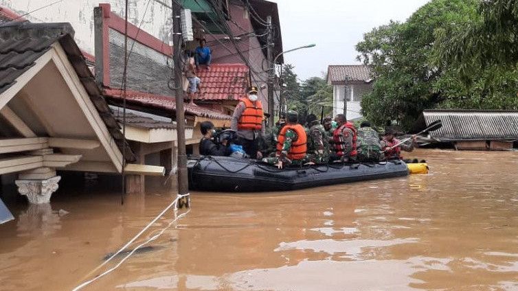 Momen Pangdam Jaya Ikut Eakuasi 300 Kepala Keluarga Kebanjiran Setinggi Atap Rumah di Cipinang Melayu