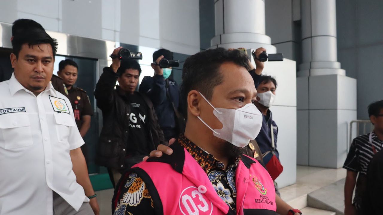 Terlibat Korupsi, Kadishub Makassar Iman Hud Ditahan dan Pakai Rompi Pink di Kejati Sulsel