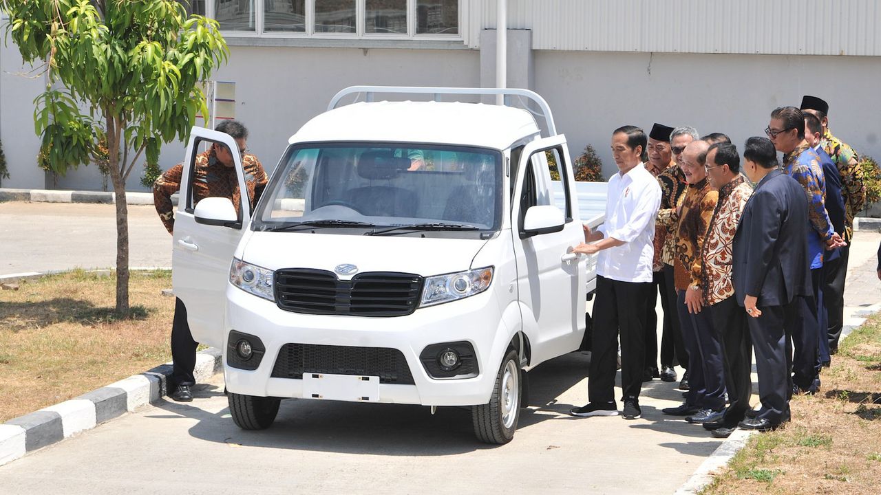 Jokowi Minta Benci Produk Asing, Roy Suryo: Siap Ganti Mercedes S-Class ke Esemka?