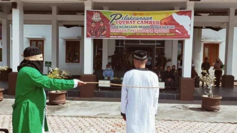 Kedapatan Berduaan, Sepasang Kekasih dan Pemilik Penginapan di Aceh Dihukum Cambuk