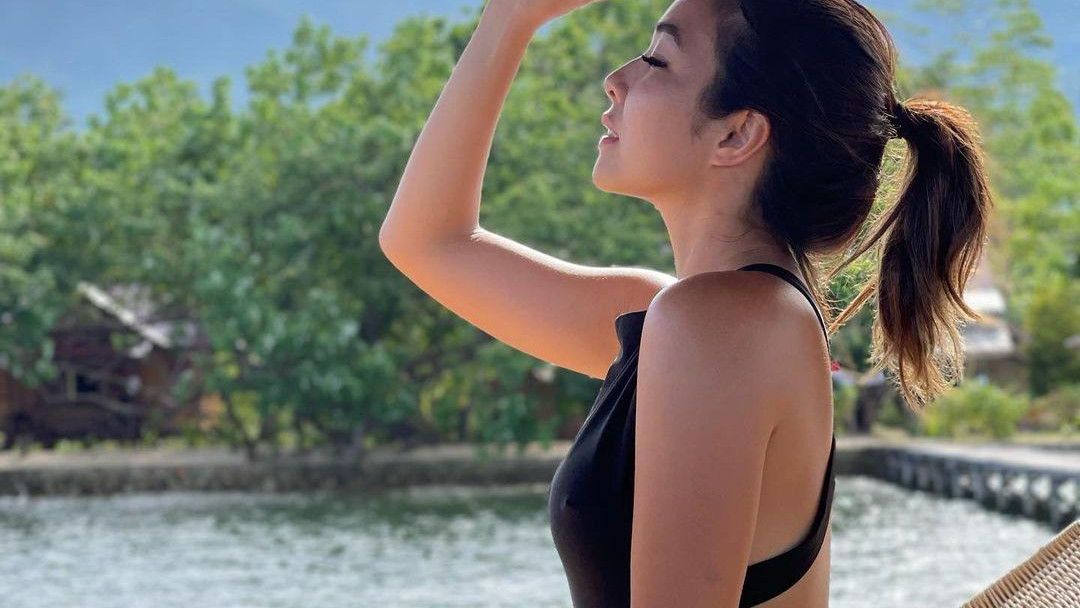 Tak Pakai Bra, Pose Seksi Gisel di Pinggir Pantai, Netizen: Jadi Teringat 19 Detik