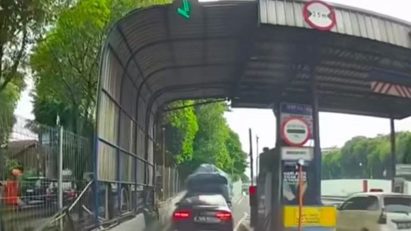 Memalukan! Mobil Mewah Tak Bayar, Pilih Terobos Gerbang Tol Simatupang