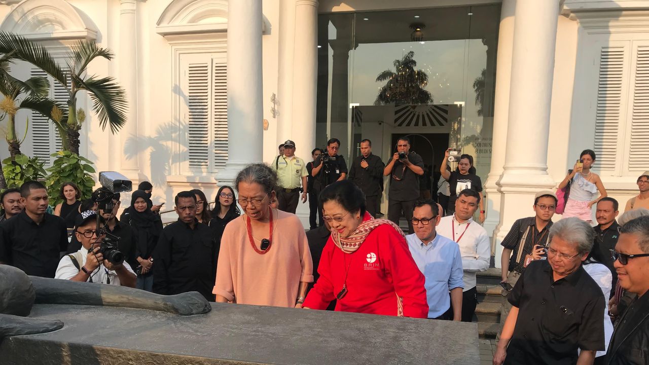 Lihat Pameran Seni Rupa di Galeri Nasional, Megawati Minta Dibuatkan Monumen Kudatuli di DPP PDIP