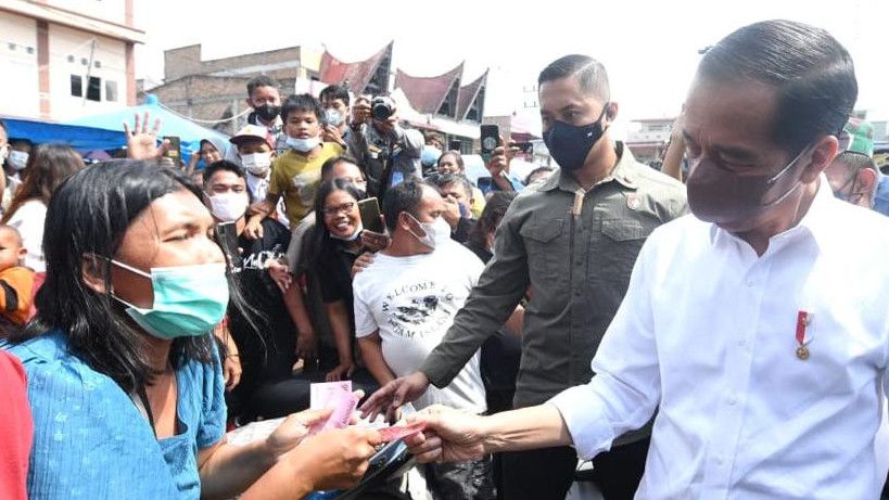 Senangnya Pedagang di Pasar Porsea Sumut, Dua Buah Nanasnya Dihargai Rp200 Ribu oleh Jokowi: Terima Kasih Pak