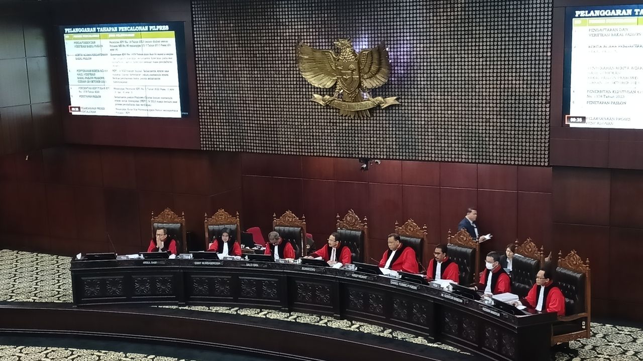 Ketua MK Tegur Ketua KPU saat Sidang Sengketa Pilpres 2024: Pak Hasyim Tidur ya?