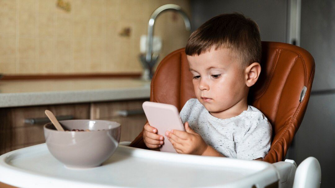 Waspada Autisme Virtual, Bisa Serang Anak Usia 1-3 Tahun Bila Sering Main Ponsel