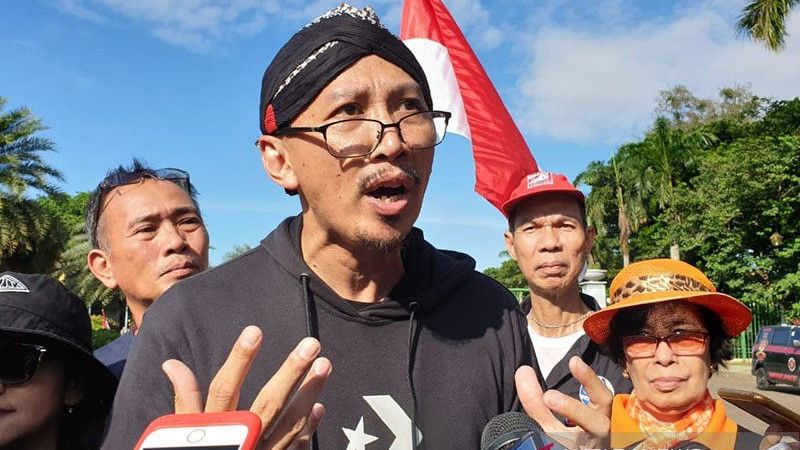 Abu Janda Ungkap Lebih Pilih Wanita Pakai Rok Mini daripada Bercadar: Rok Mini Gak Pernah Ancam Bunuh Orang Pake Anak Panah..