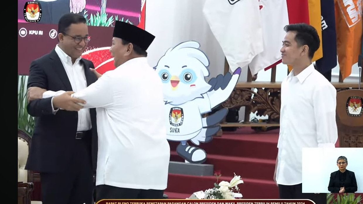 Momen Prabowo Merangkul Anies Usai Pidato Kemenangan di KPU