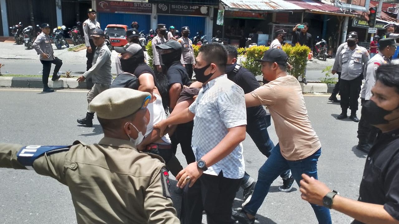Demo Tolak Kenaikan BBM di Aceh Barat Ricuh, Kapolres: Massa Menabrak Petugas Dengan Mobil Komando