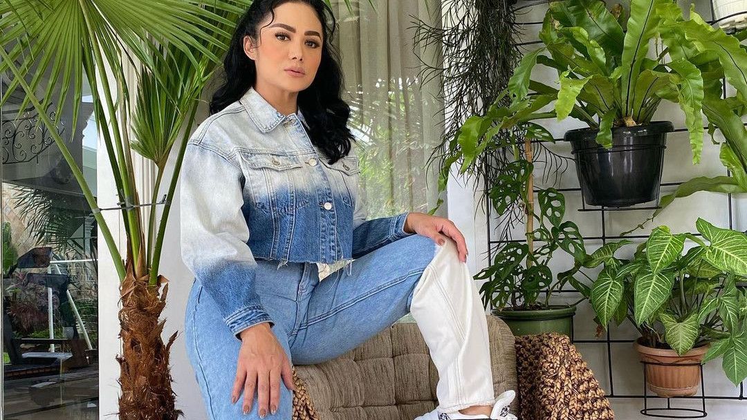 Paku Tanduk Rusa Hingga Monstera, Berikut Ragam Koleksi Tanaman Hias Krisdayanti