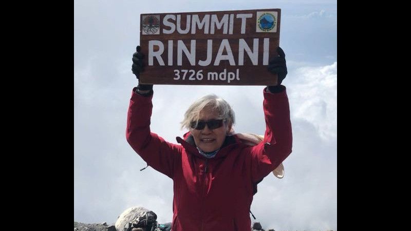 Nenek Umur 71 Berhasil Muncak di Gunung Rinjani, Luar Biasa!