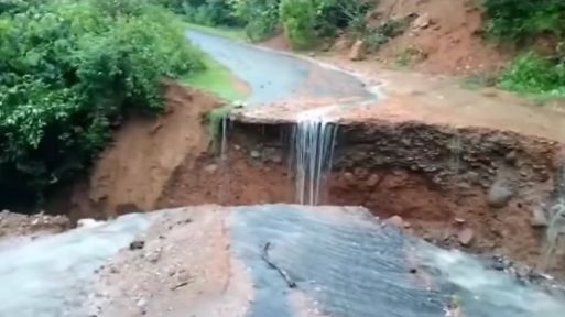 Jalan Porros Baru-Soppeng Sulsel Terbelah Jadi Dua Gara-Gara Hujan Deras