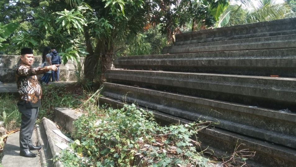 Terbengkalai 6 Tahun, Warga Resah Banyak Ular Kobra di Tumpukan Tiang Pancang Sisa Proyek Turap Kali Angke Tangerang