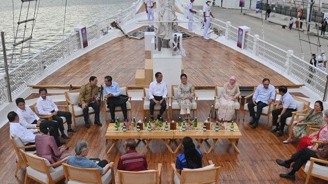 Momen Jokowi Ajak Pemimpin ASEAN Nikmati Sunset di Labuan Bajo