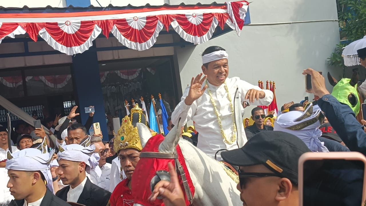 Naik Kuda Putih ke KPUD, Dedi Mulyadi-Erwan Setiawan Resmi Daftar sebagai Peserta Pilgub Jabar 2024