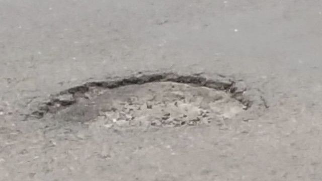 Perempuan Pemotor Patah Kaki karena Jalan Berlubang di Tangsel, Ngeri