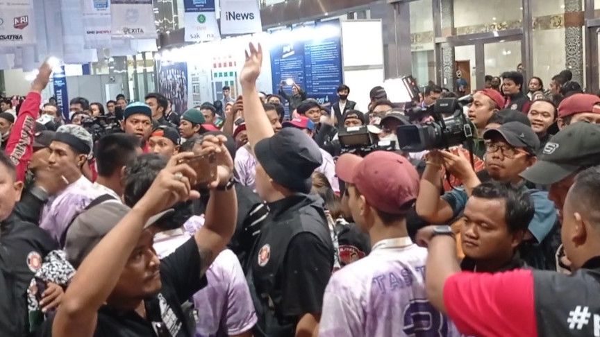 Massa Kubu Prabowo dan Ganjar Hampir Bentrok di JCC Ketika Ganjar Tiba
