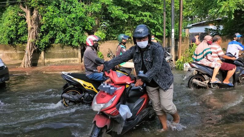 Kasihan Dimas, Motornya Mogok Akibat Banjir di Jakarta Barat
