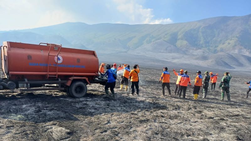 Pastikan Tak Ada Lagi Bara Api yang Nyala, Petugas Gabungan Lakukan Pendinginan Karhutla di Gunung Bromo