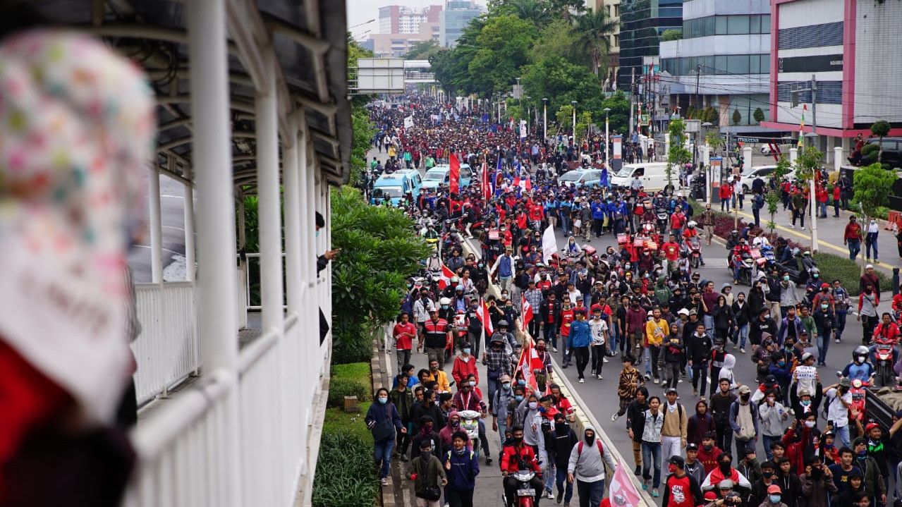 Imbas Demo Tolak UU Ciptaker di Senayan, TransJakarta Alihkan Rute