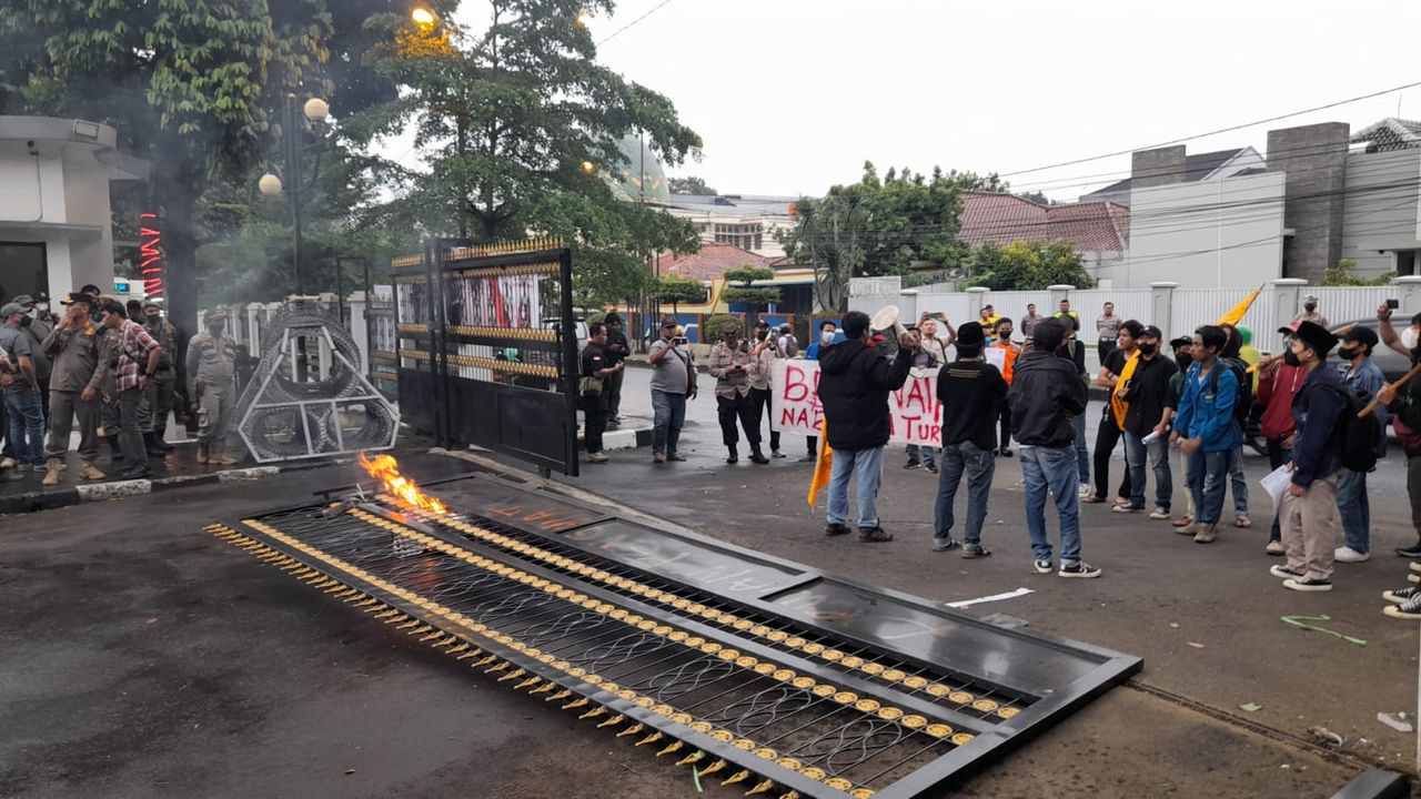 Aksi Tolak Kenaikan BBM di DPRD Kota Bogor Ricuh, Massa Robohkan Pagar hingga Bakar Ban