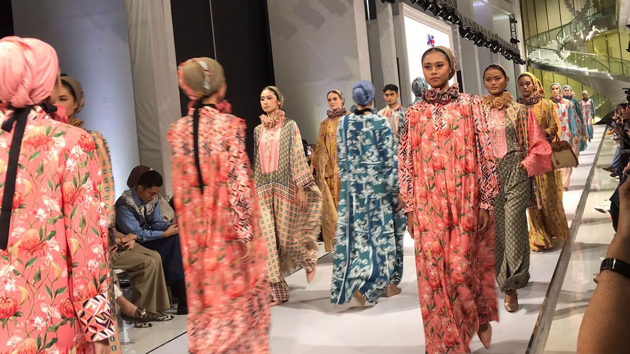 Terinspirasi dari Sejarah Islam di Eropa, Desainer Itang Yunasz Hadirkan Busana Modest Wear di Garis Poetih 2023