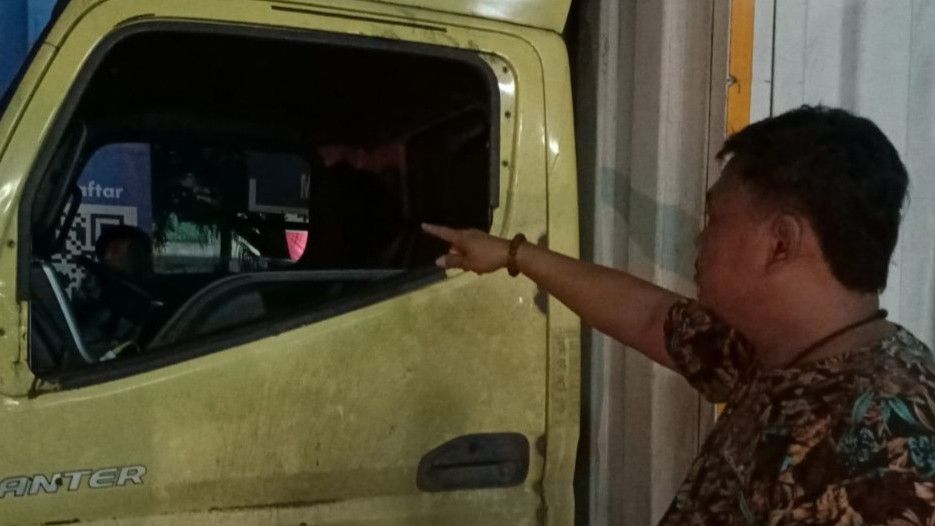 Kesal Diklakson Saat Isi BBM, Warga Kota Tangerang Ini Lempar Batu ke Kaca Mobil Truk JNE Hingga Sopir Terluka
