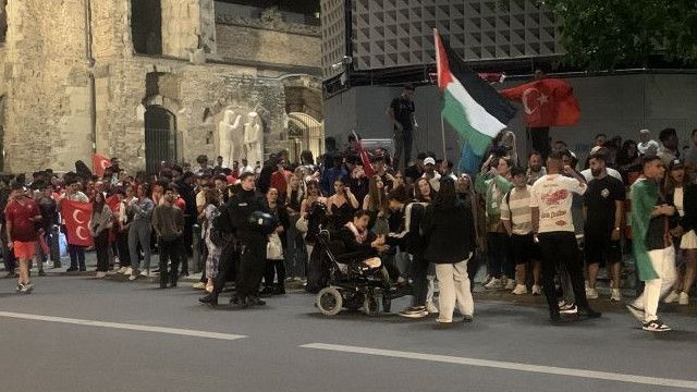 Suporter Turki Bikin Gaduh di Berlin, Pencet Klakson Mobil dan Teriakkan 