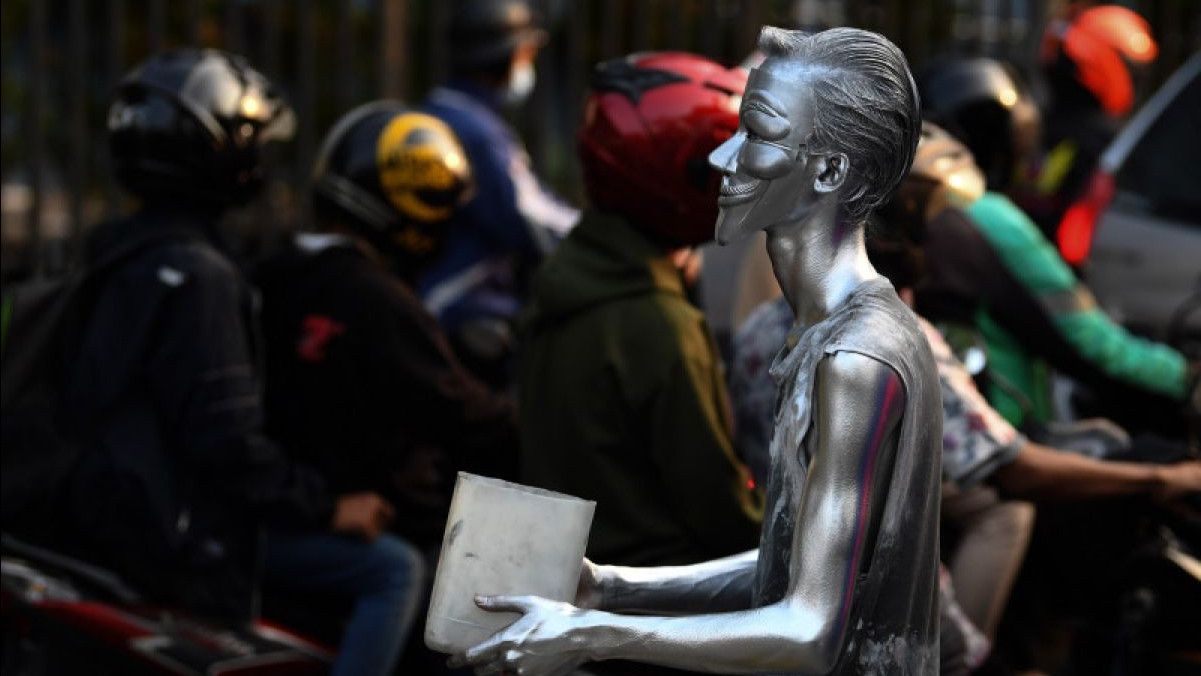 Viral Manusia Silver di Makassar Lawan Satpol PP Pakai Panah